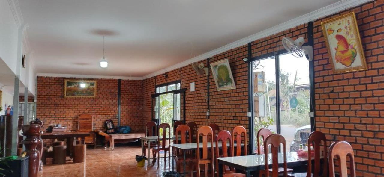 Manel Guesthouse And Restaurant Сенмонором Экстерьер фото