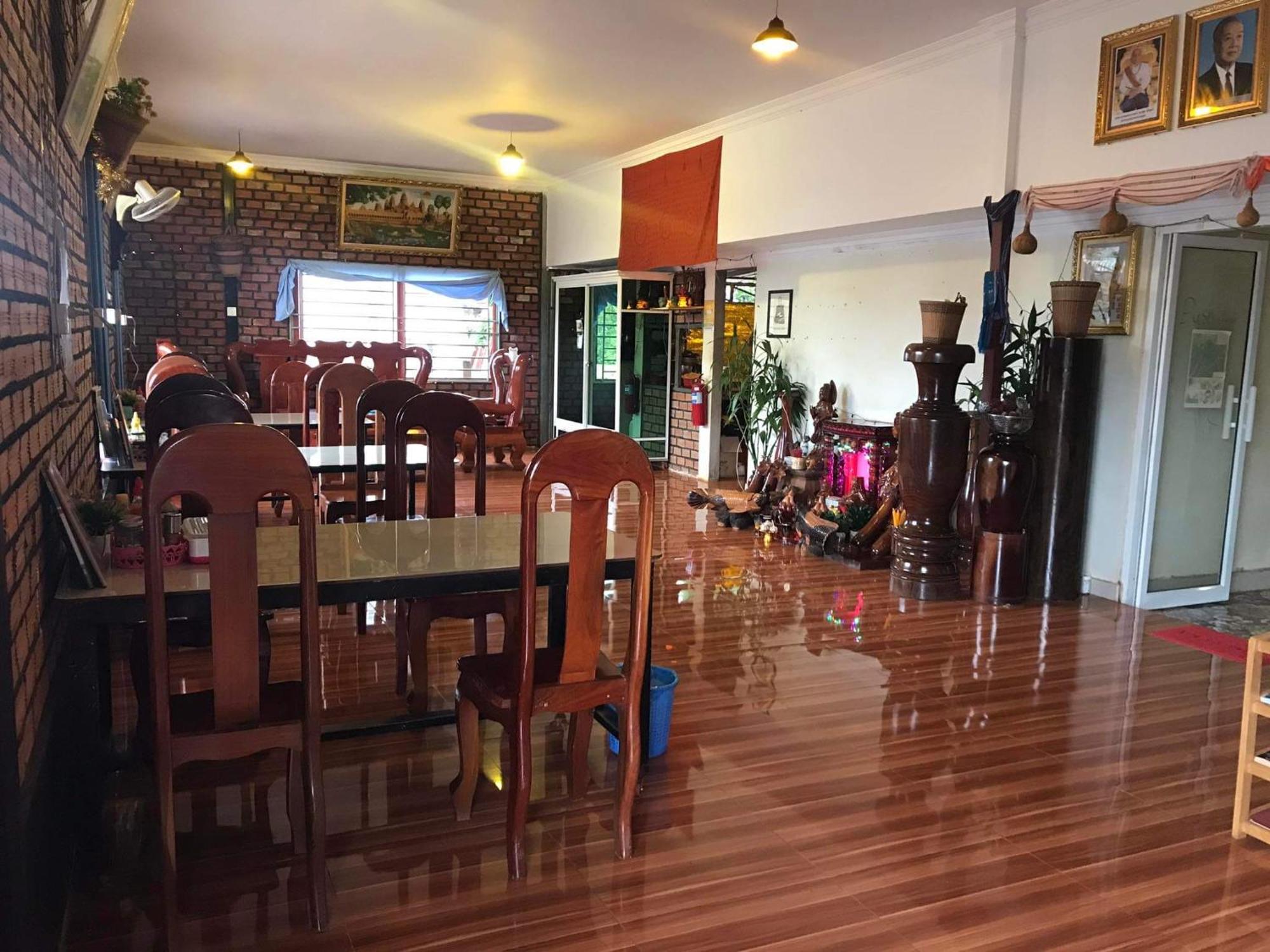 Manel Guesthouse And Restaurant Сенмонором Экстерьер фото