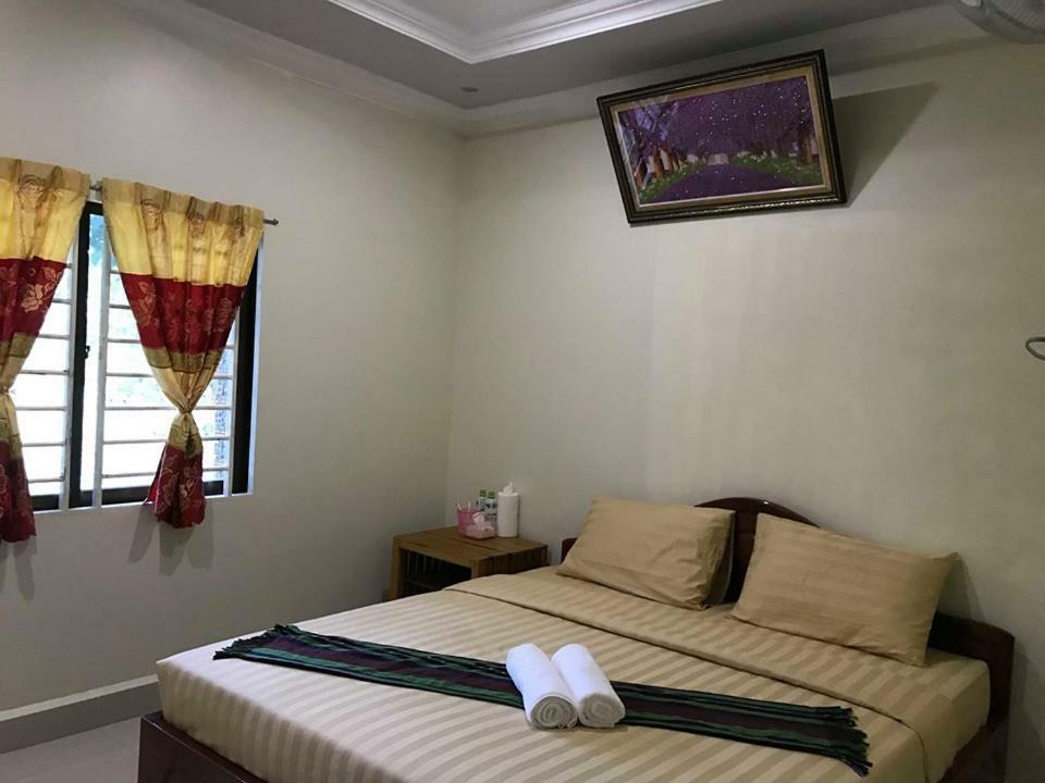 Manel Guesthouse And Restaurant Сенмонором Экстерьер фото